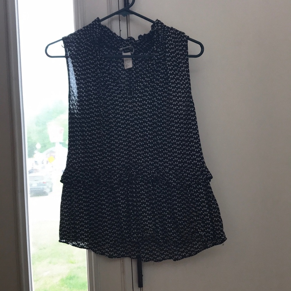 Sleeveless patterned top